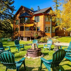 Gorgeous Home with hot tub on 6.5 acres minutes from Whitefish!