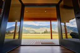 Hash Cabin- Stunning Mountain Views, Close to GNP! - Image 2