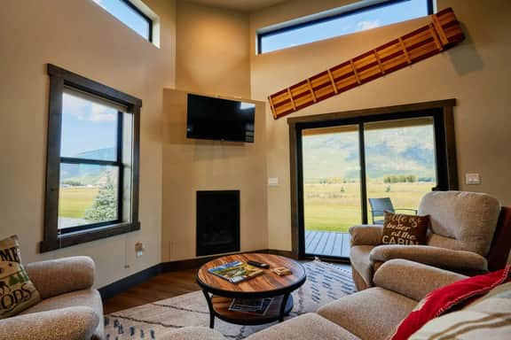 Doris Cabin-Stunning Mountain Views, Close to GNP! - Image 4