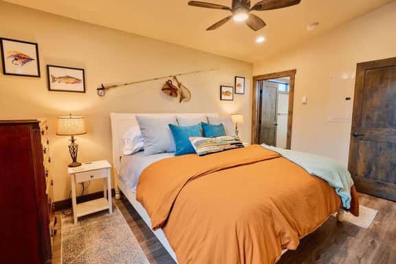 Hash Cabin- Stunning Mountain Views, Close to GNP! - Image 4